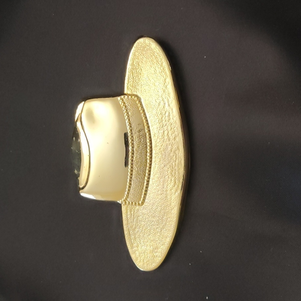 Gold tone wide brim hat brooch Y2K